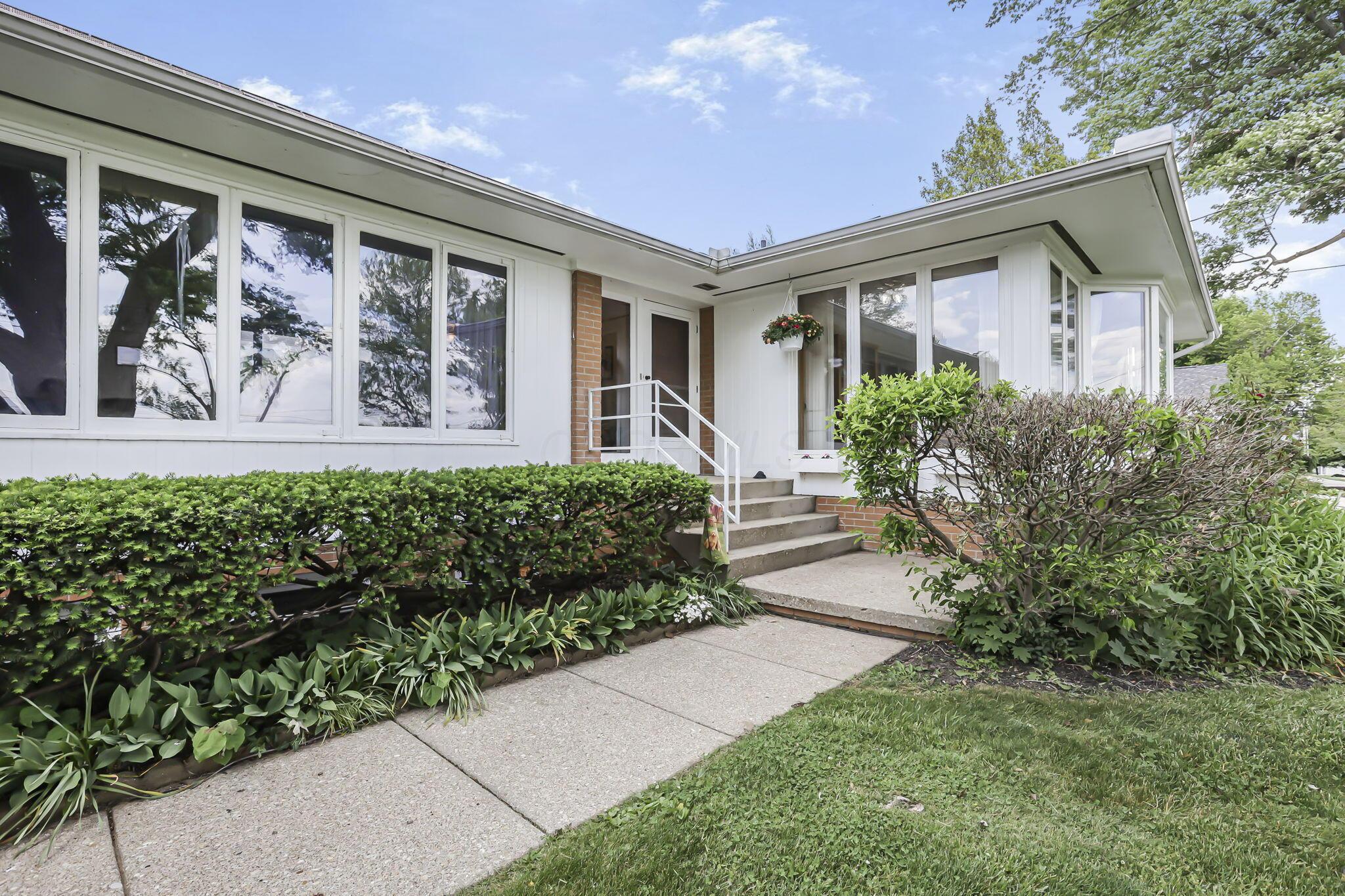 286 Lakeshore Drive W