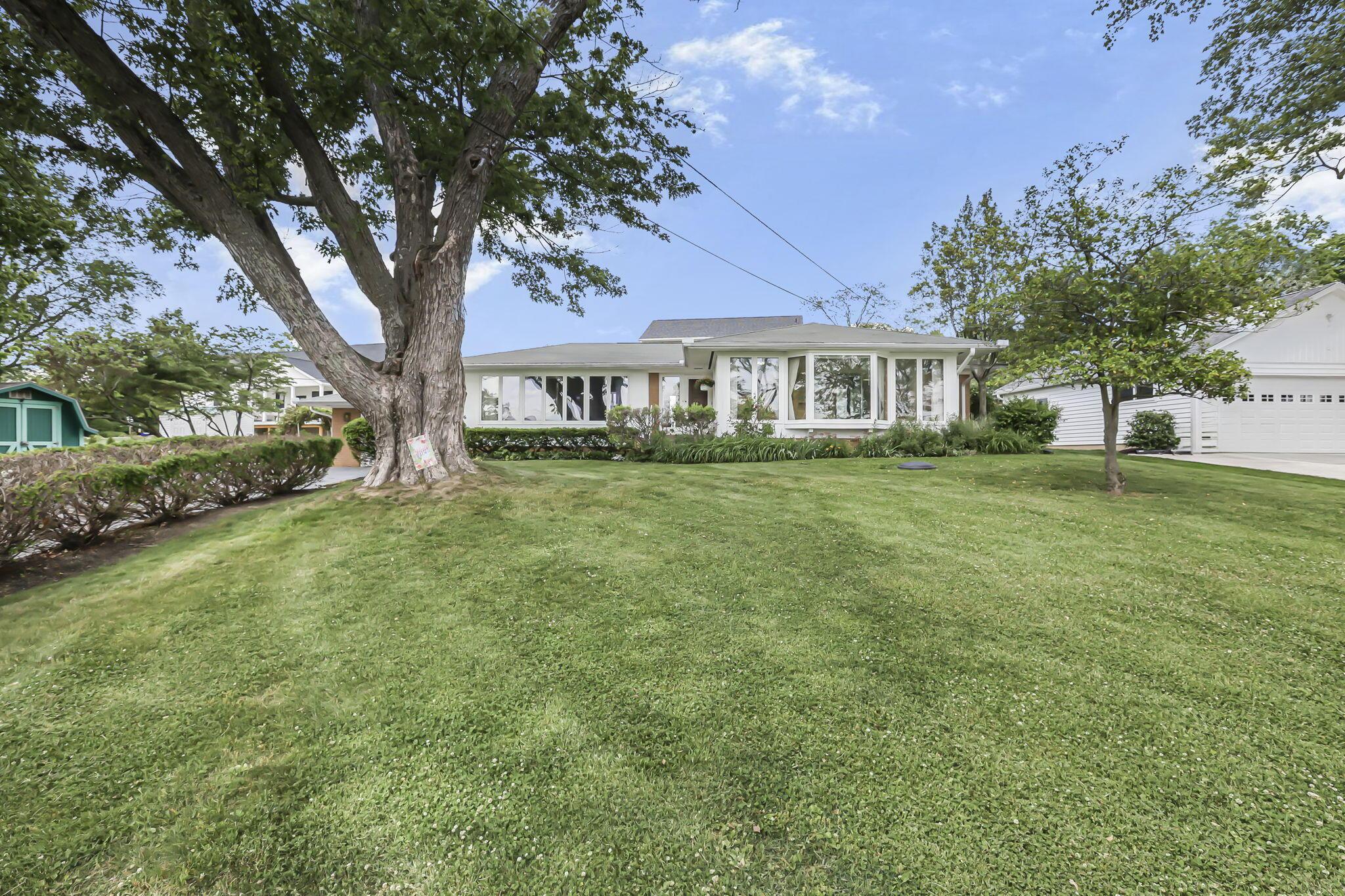 286 Lakeshore Drive W