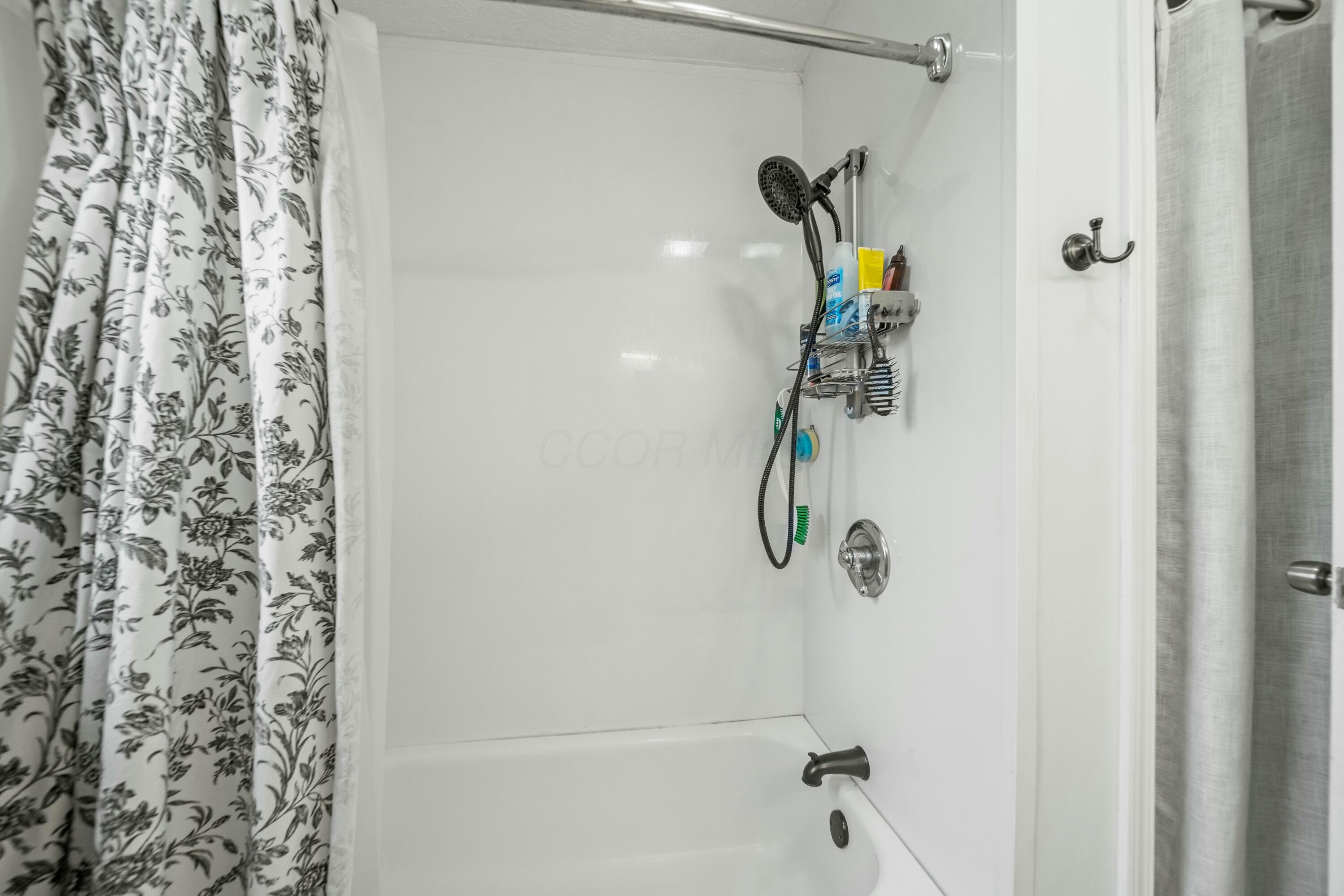 5735 Greendale Drive, Galloway, Ohio image 38