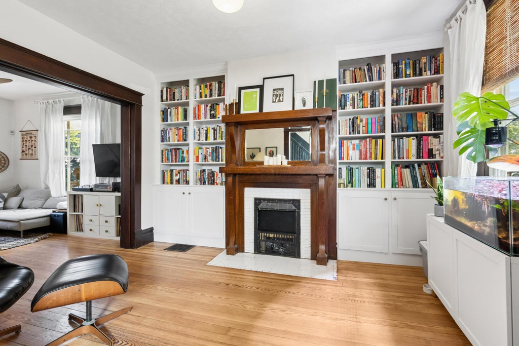 Photo of 406 E Markison Avenue, Columbus, OH 43207 (MLS # 226037290)
