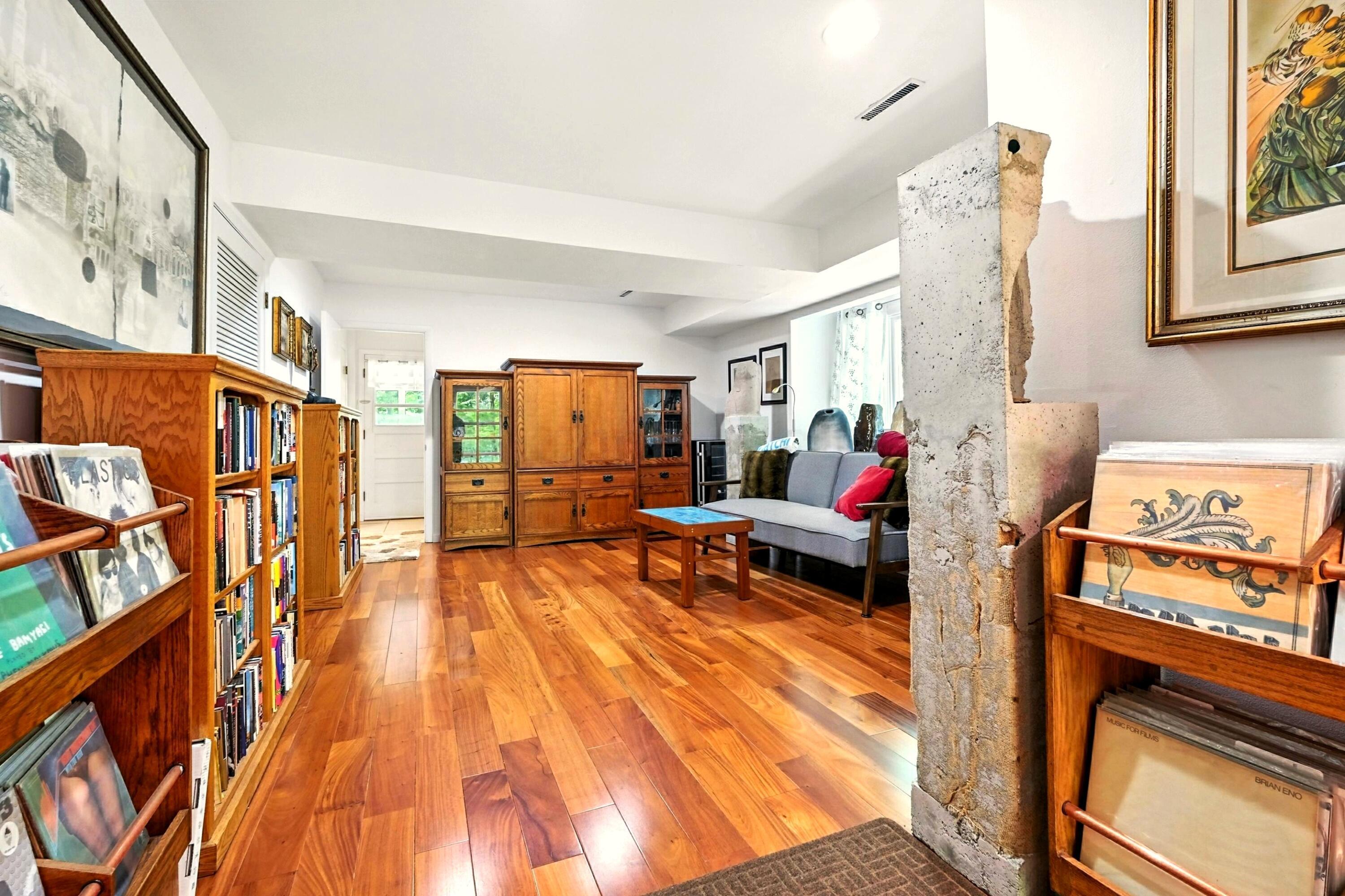 302 E Woodside Drive