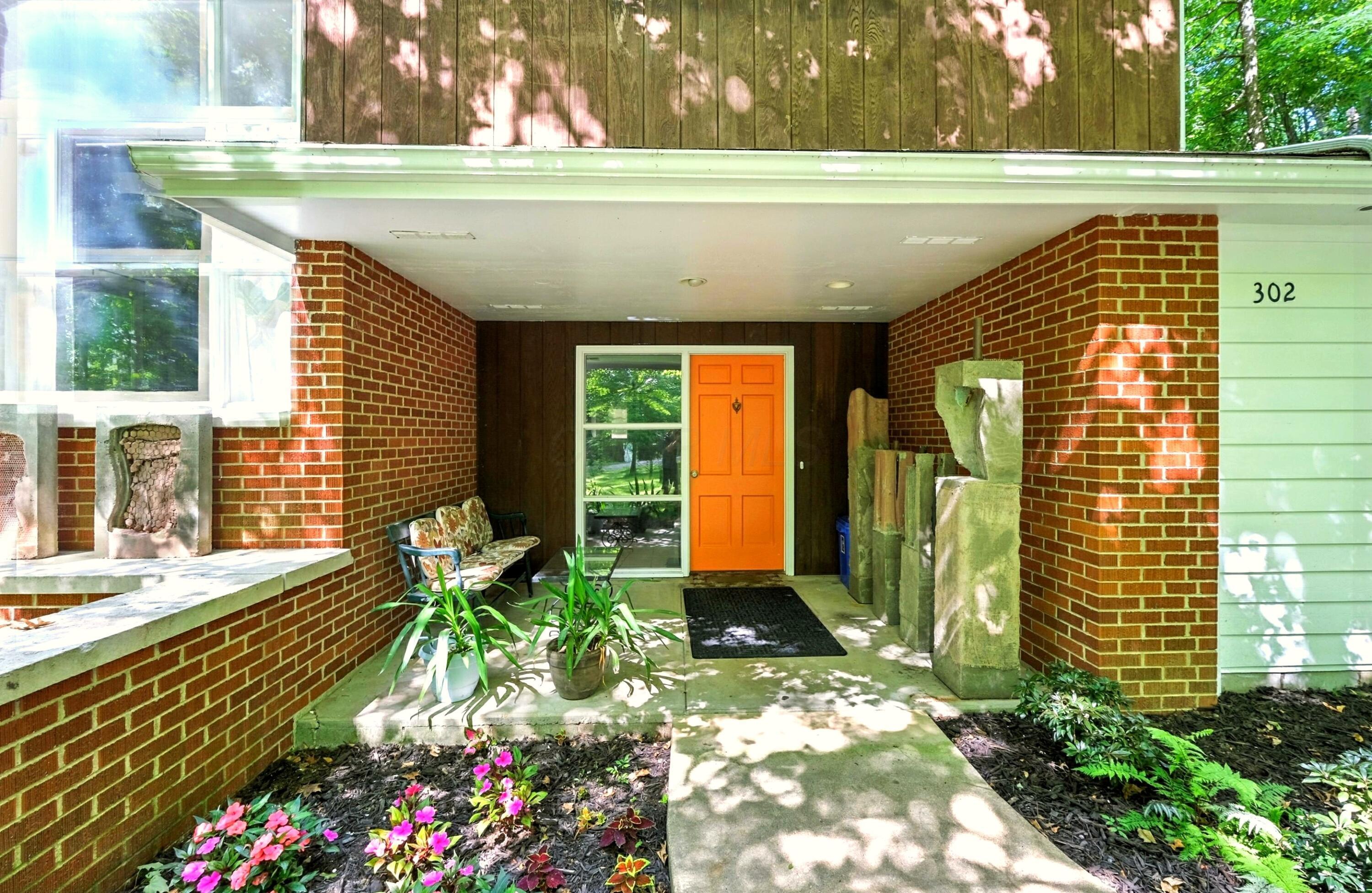 302 E Woodside Drive