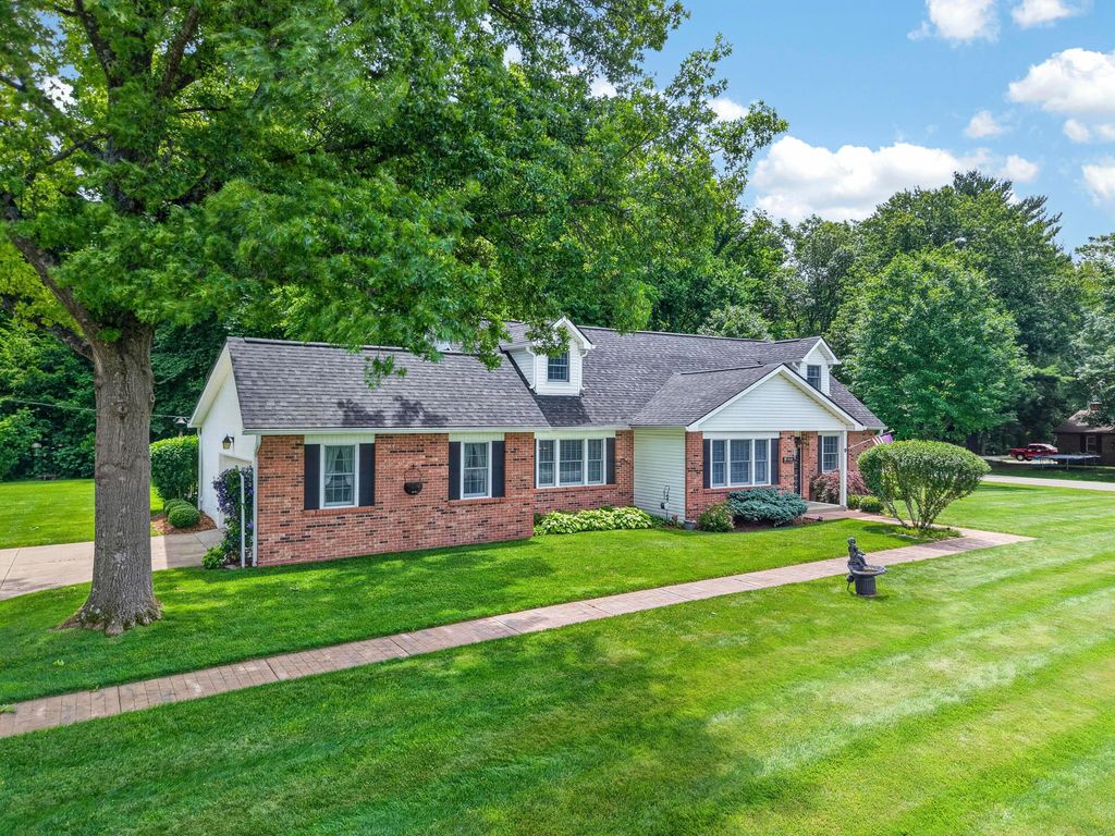 Photo of 18 Eastlake Road, Reynoldsburg, OH 43068 (MLS # 226022809)