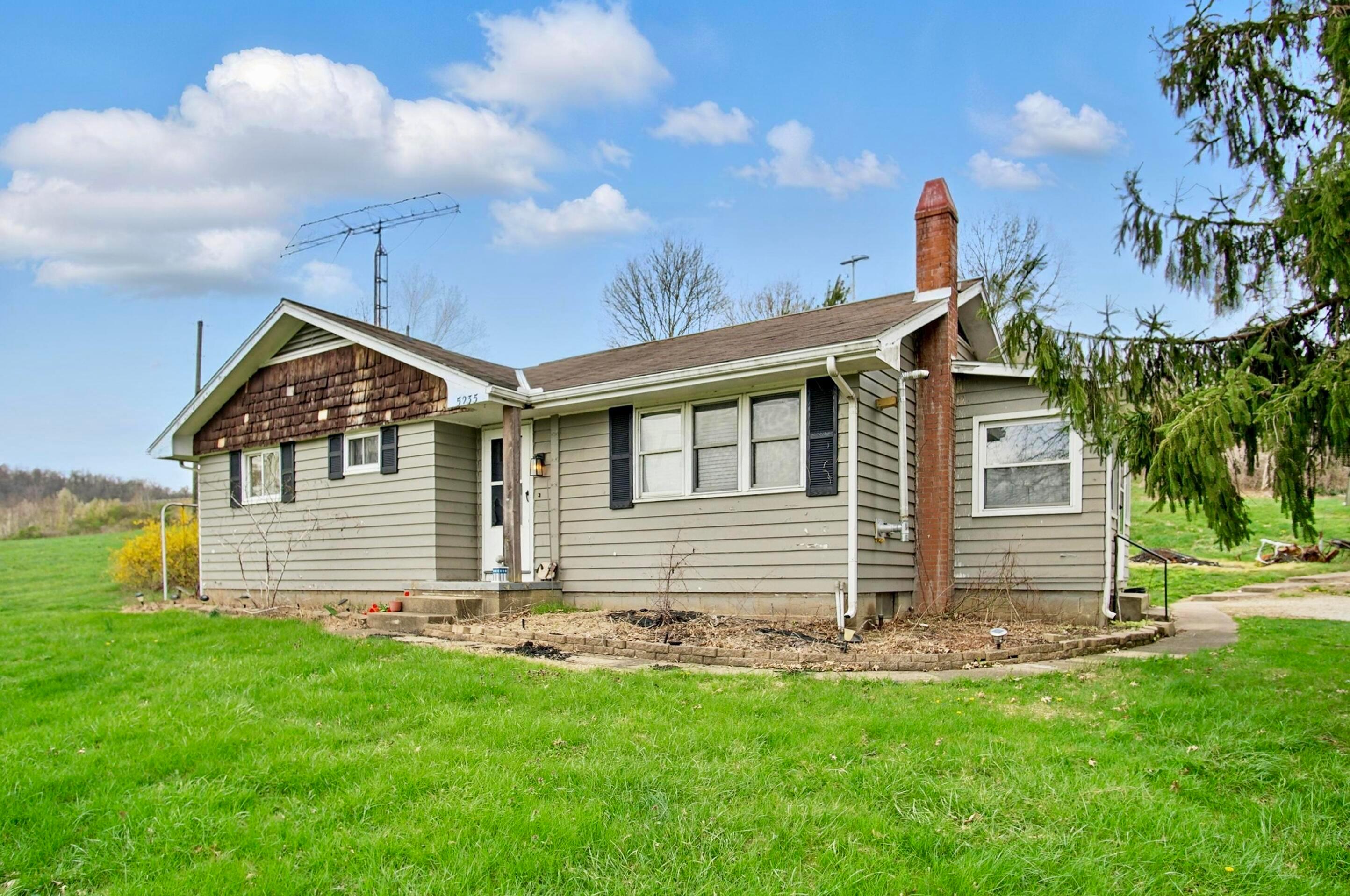 5235 Raiders Road, Frazeysburg, Ohio image 1