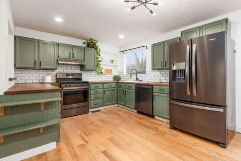 Tiny photo for 221 Eastwood Avenue, Westerville, OH 43081 (MLS # 226000745)