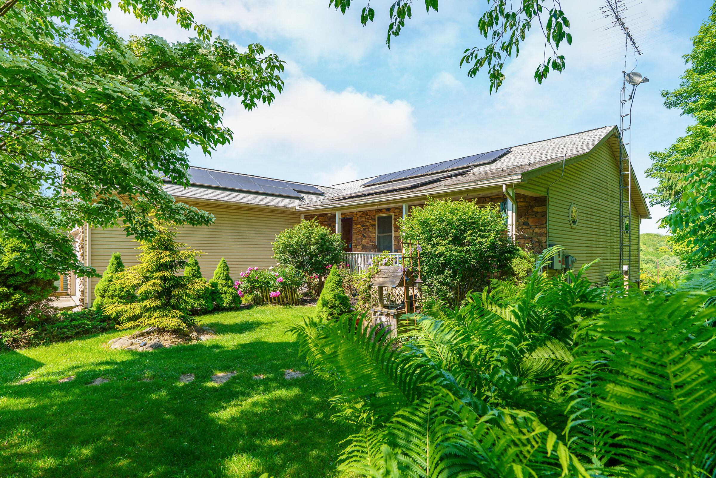1708 Apple Valley Drive, Howard, Ohio image 1