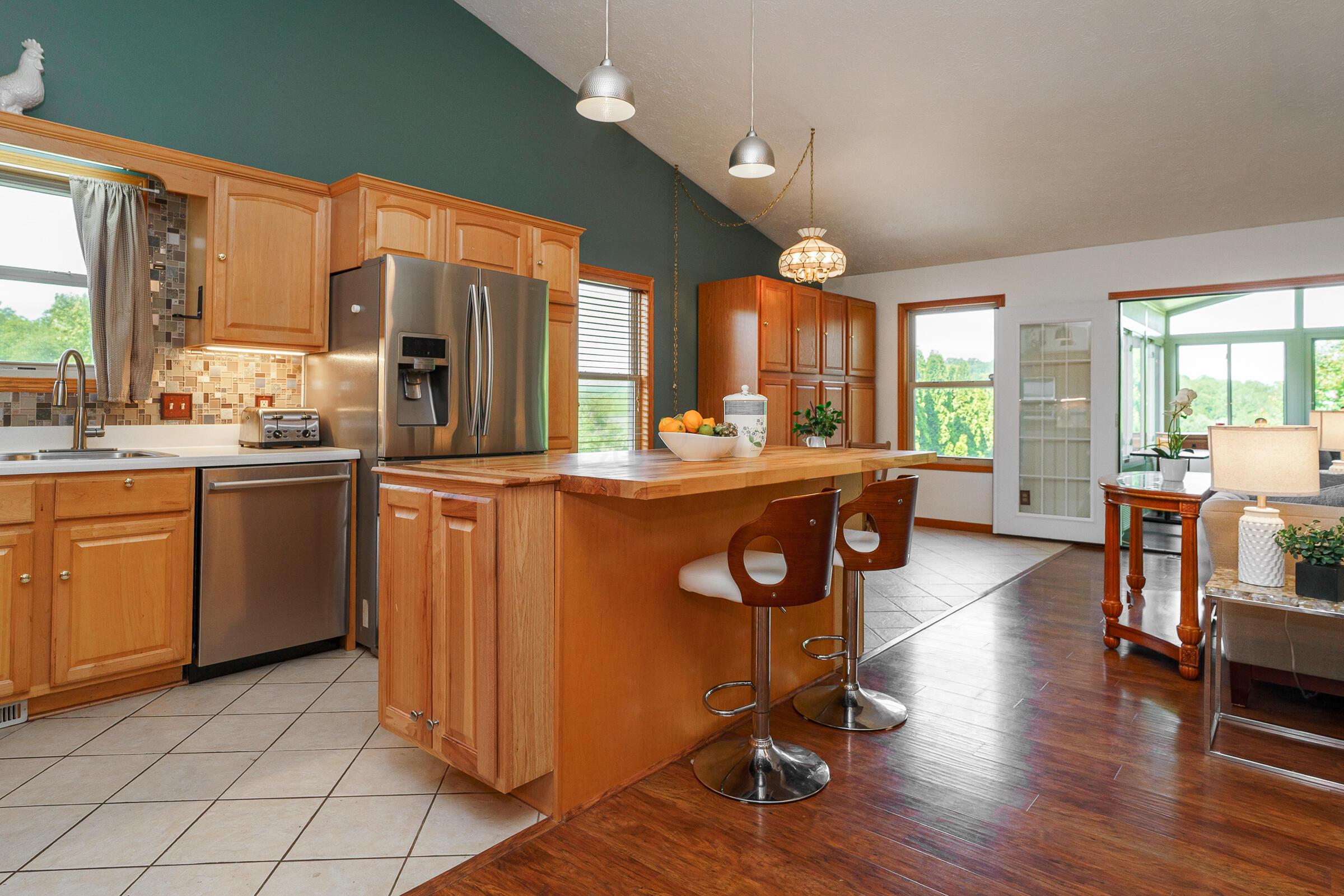 1708 Apple Valley Drive, Howard, Ohio image 27