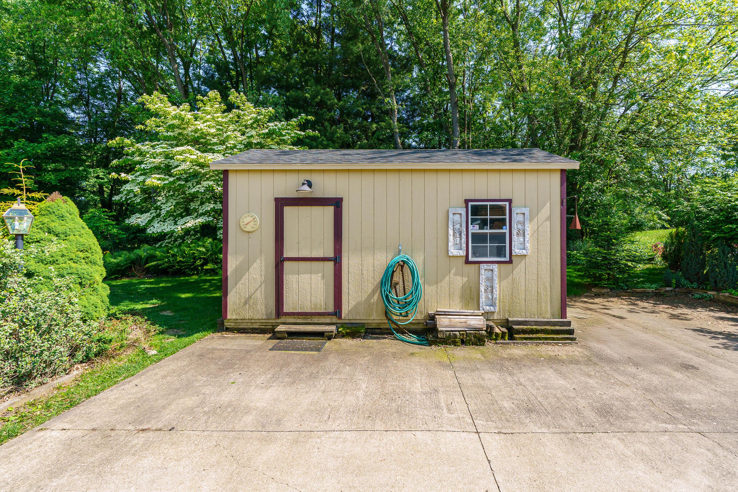 1708 Apple Valley Drive, Howard, Ohio image 6
