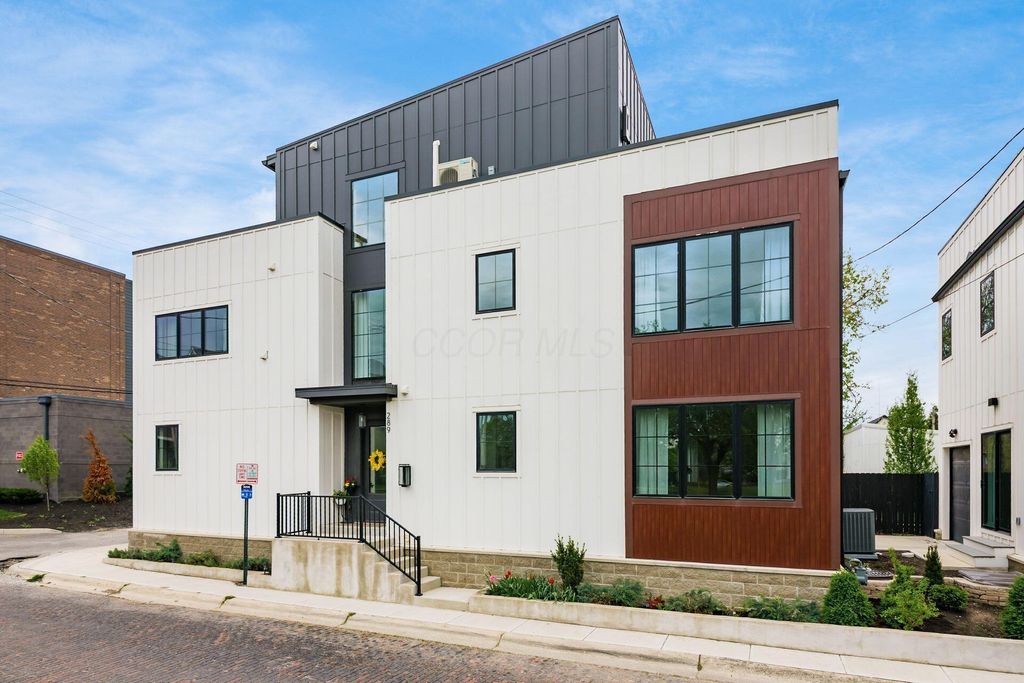 Photo of 289 Detroit Avenue, Columbus, OH 43201 (MLS # 226012749)