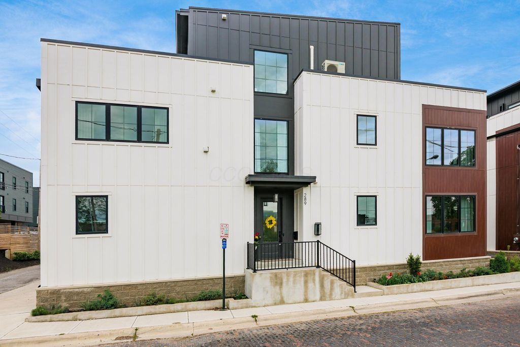 Photo of 289 Detroit Avenue, Columbus, OH 43201 (MLS # 226012749)