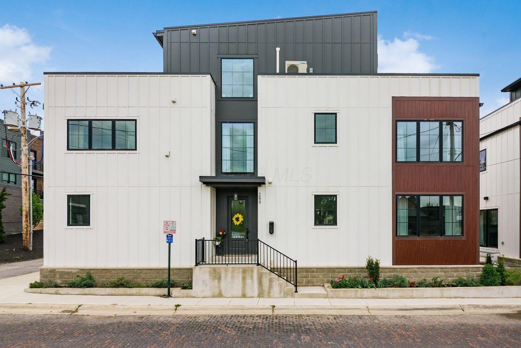 Photo of 289 Detroit Avenue, Columbus, OH 43201 (MLS # 226012749)