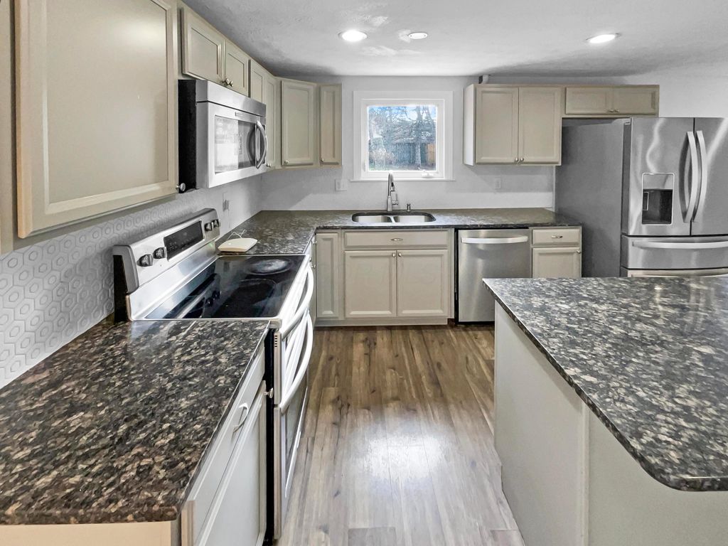 Photo of 3185 Middleboro Way, Dublin, OH 43017 (MLS # 225044537)