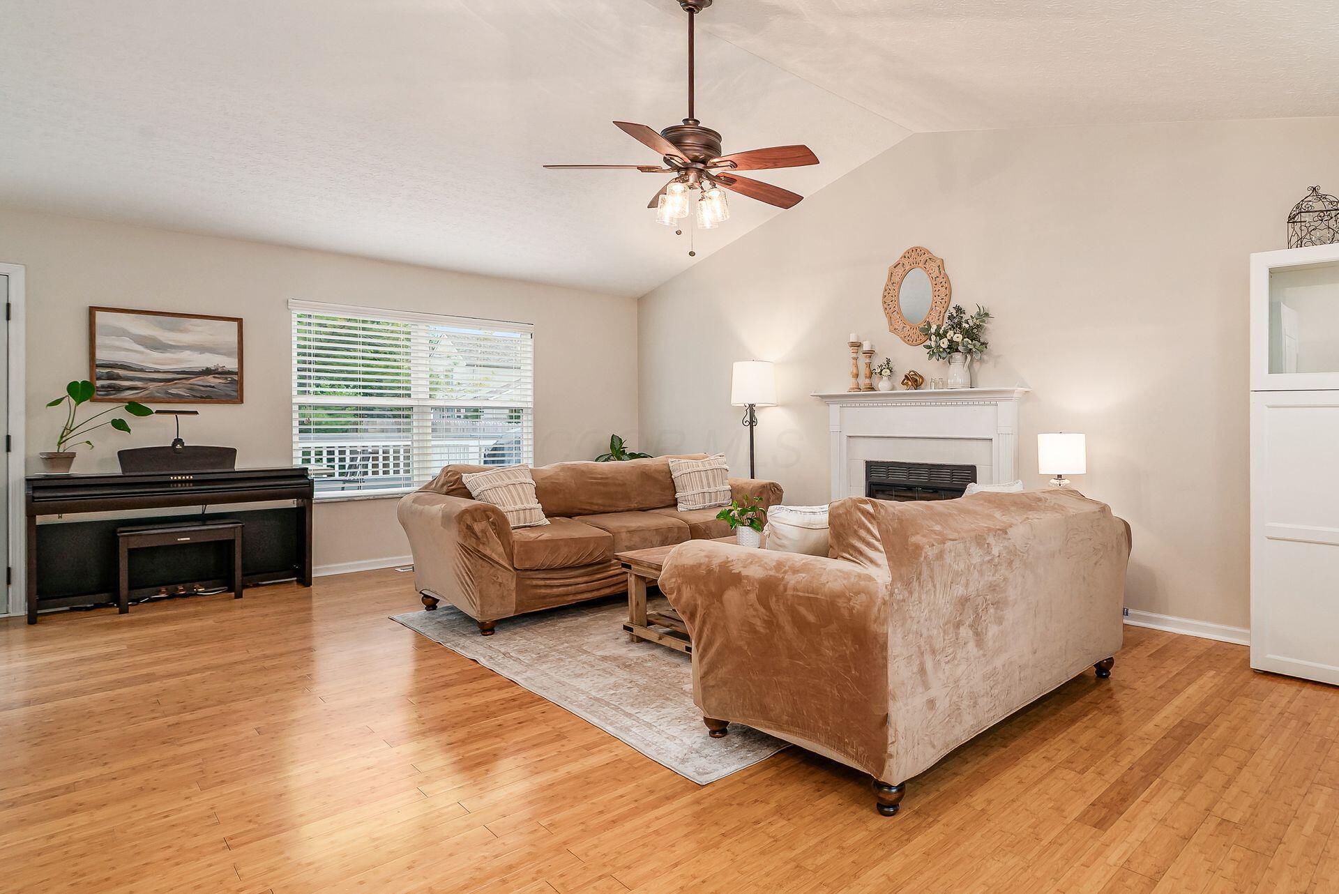 5062 Hilliard Green Drive, Hilliard, Ohio image 2