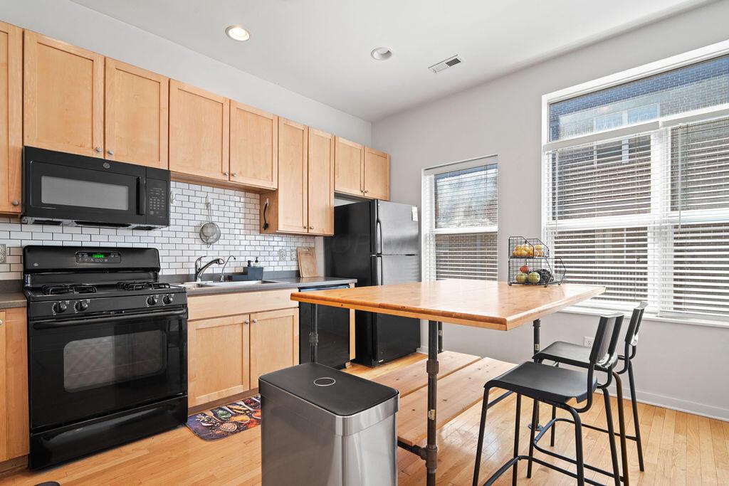 Columbus, Ohio 43206, United States, 2 Bedrooms Bedrooms, ,3 BathroomsBathrooms,Residential,Active,203190