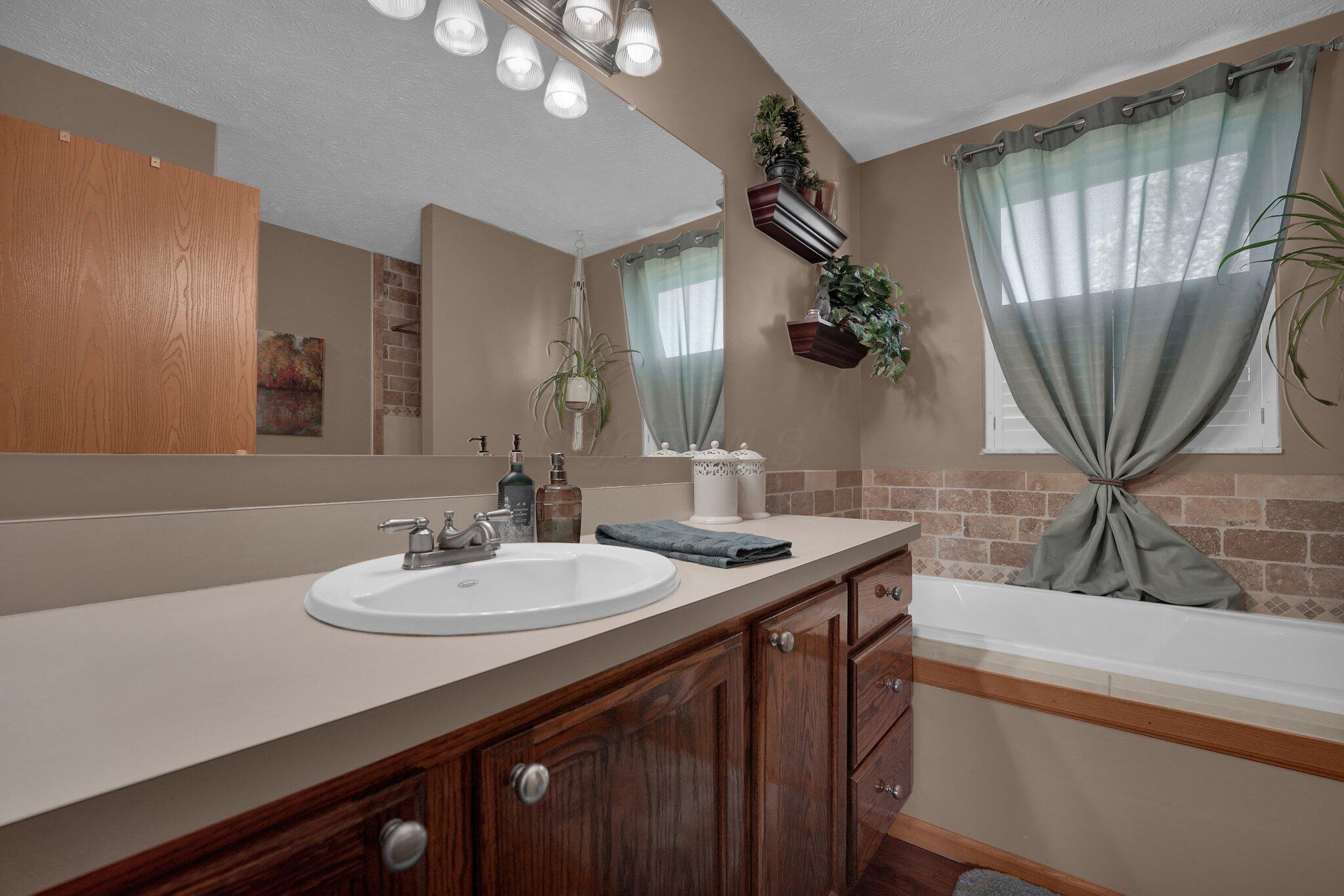 2977 Lake Hollow Road, Hilliard, Ohio image 25