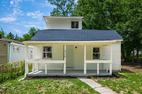 Photo of 2173 N Lexington Avenue, Columbus, OH 43211 (MLS # 225037365)