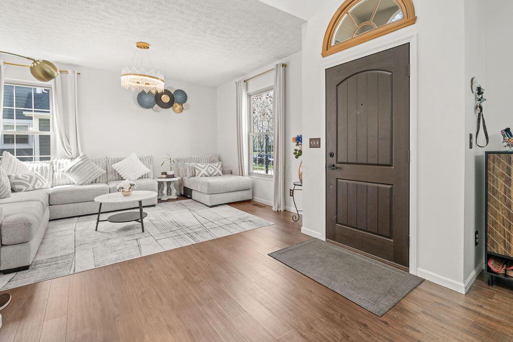 Hilliard, Ohio 43026, United States, 4 Bedrooms Bedrooms, ,3 BathroomsBathrooms,Residential,Contingent,113051