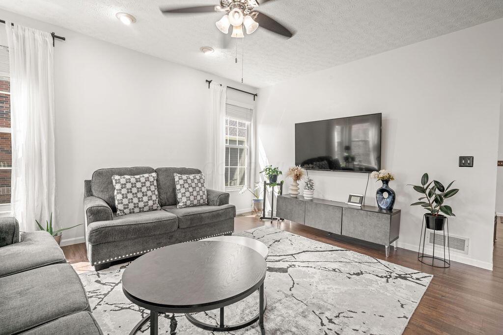 Hilliard, Ohio 43026, United States, 4 Bedrooms Bedrooms, ,3 BathroomsBathrooms,Residential,Contingent,113051