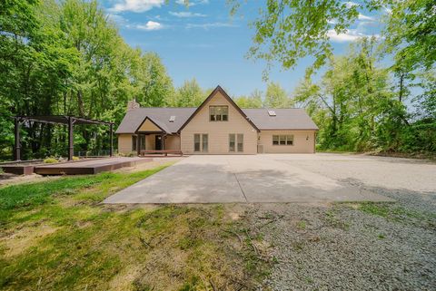 Photo of 140 N Main Street, Croton, OH 43013 (MLS # 226025037)