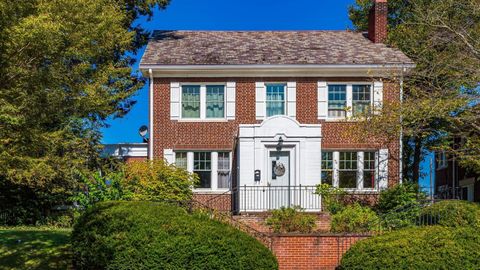 Photo of 641 Fairmont Avenue, Zanesville, OH 43701 (MLS # 225037880)