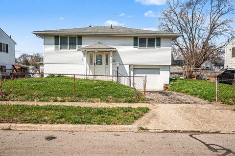 Photo of 858 Higbee Drive S, Columbus, OH 43207 (MLS # 226009665)