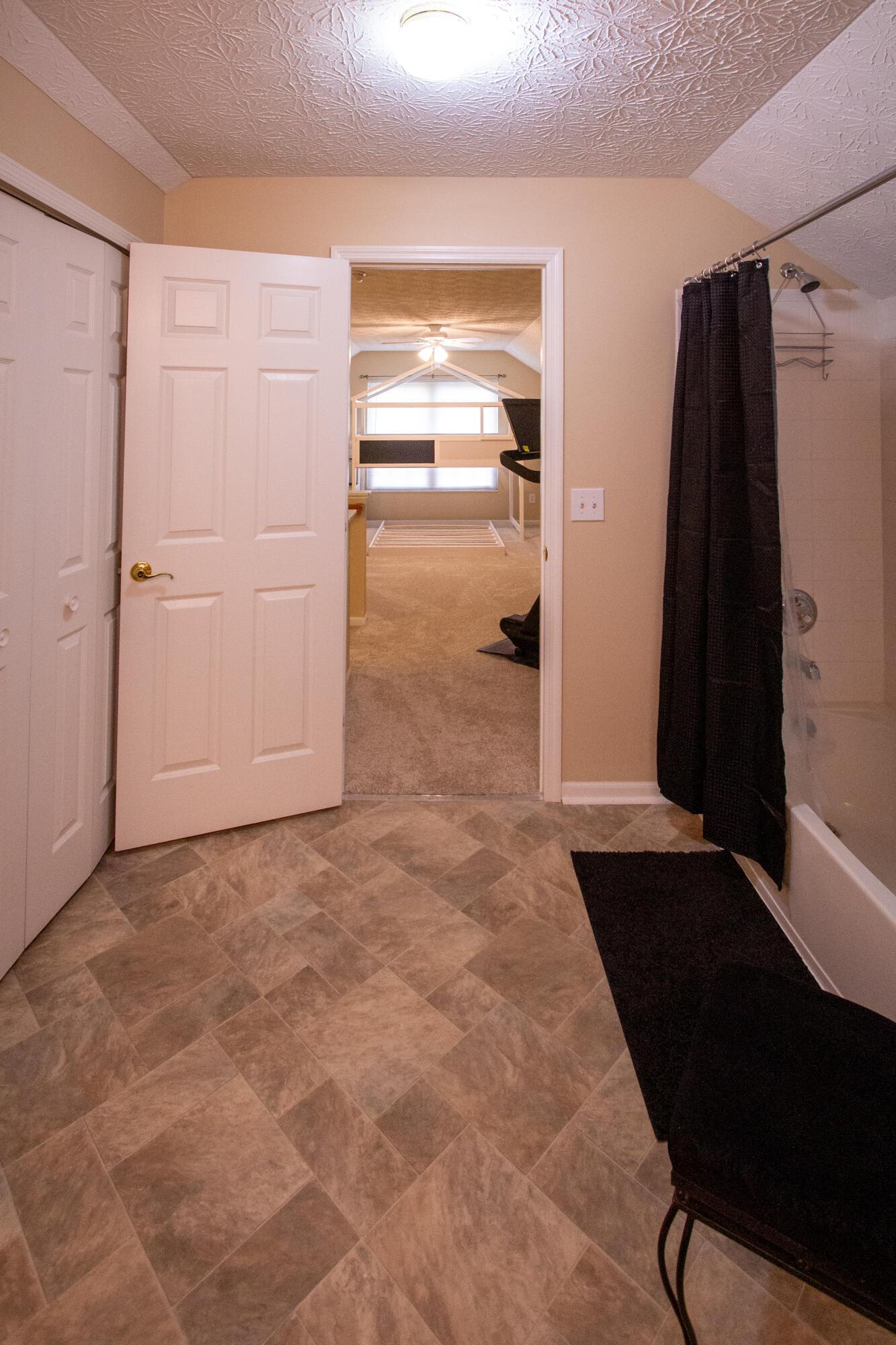 8866 Linksway Drive, Powell, Ohio image 37