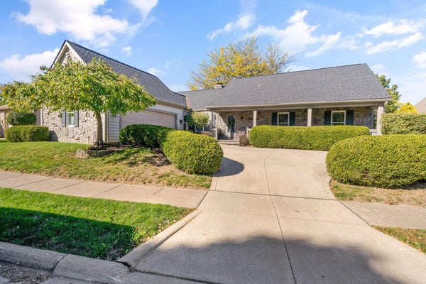 2310 CONCORD VILLAGE DR, COLUMBUS, OH 43220 - Image c8e3045b36e5d52bdfef5ee34a4ab409/1259748096