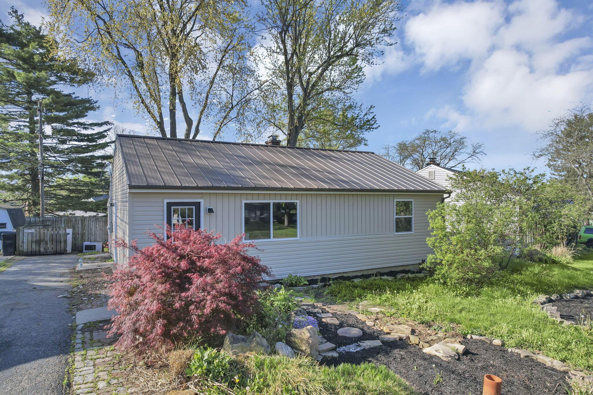 7655 Dalglen Drive, Reynoldsburg, Ohio image 2