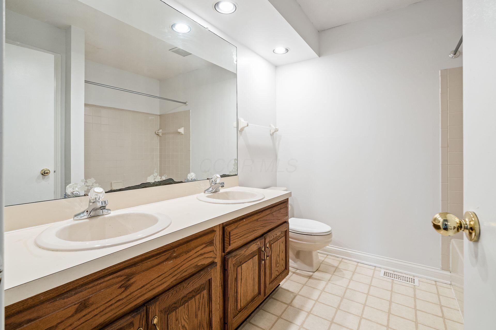 7695 Kinneytuck Court, Lewis Center, Ohio image 32