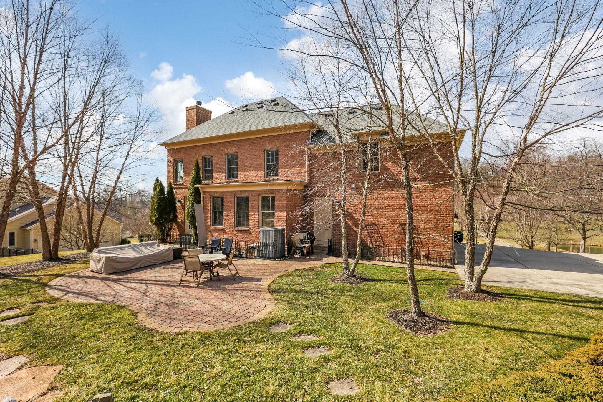 401 Glyn Tawel Drive, Granville, Ohio image 2
