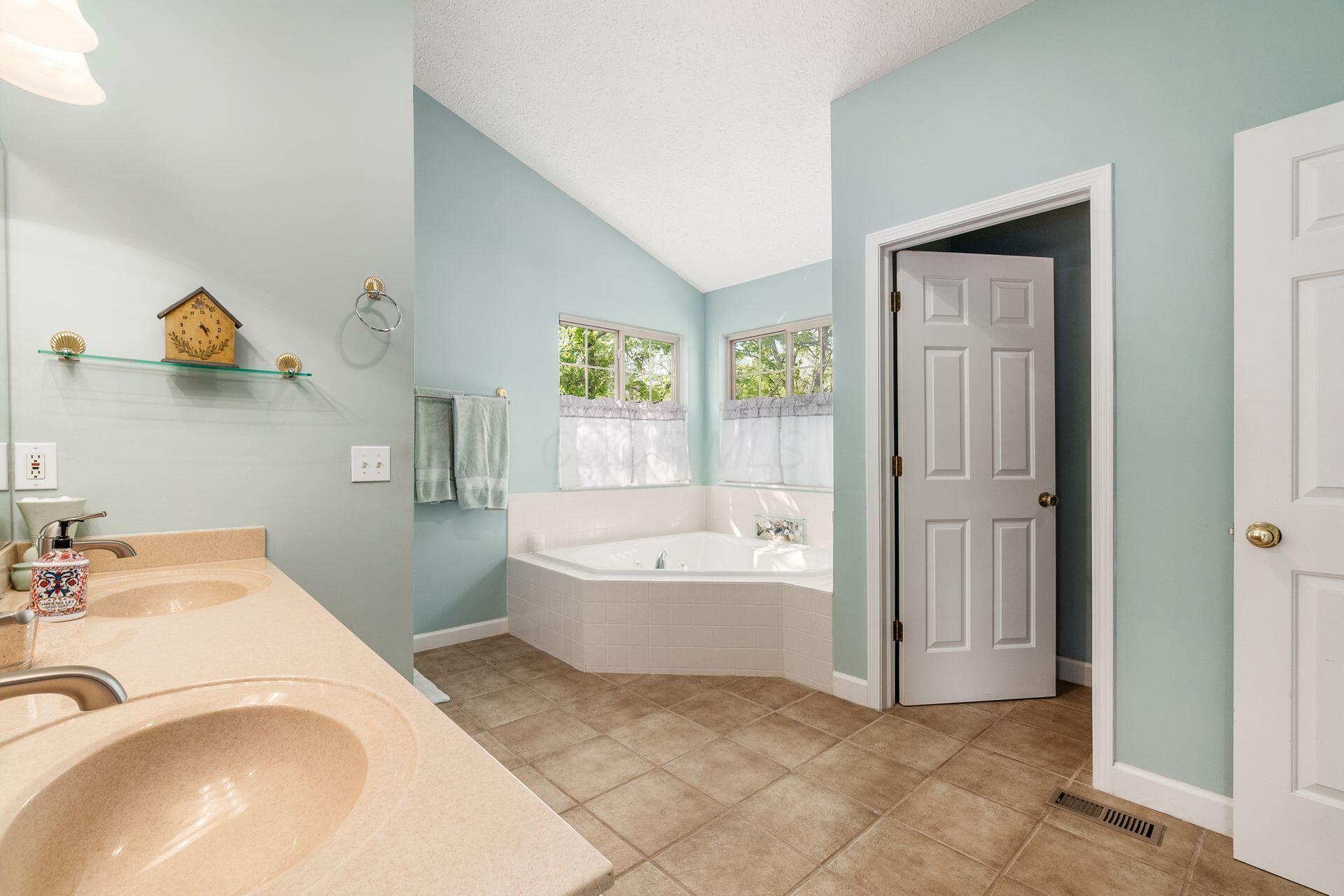 5551 Ainsley Drive, Westerville, Ohio image 24
