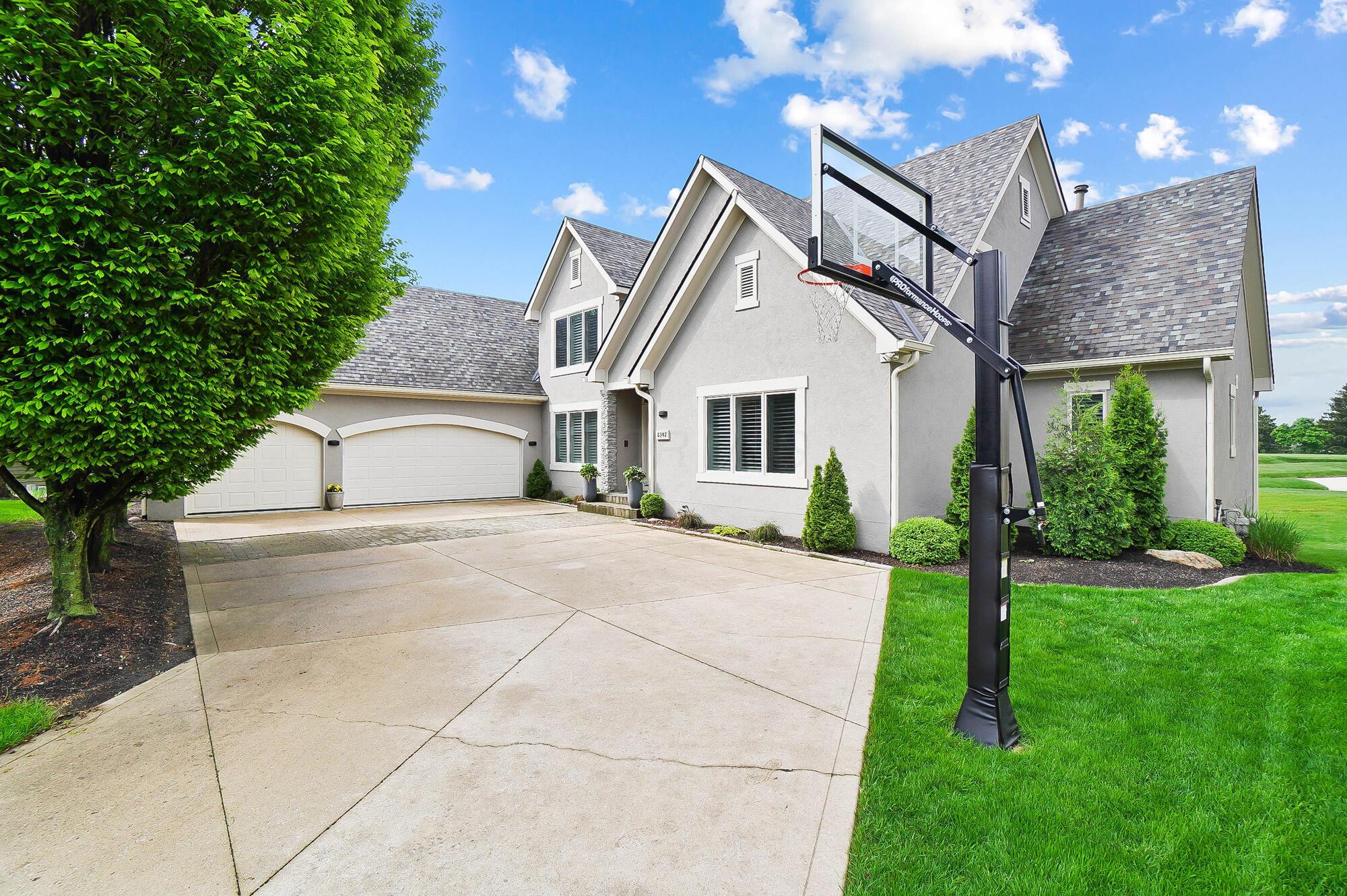 8397 Greenside Drive, Dublin, Ohio image 2