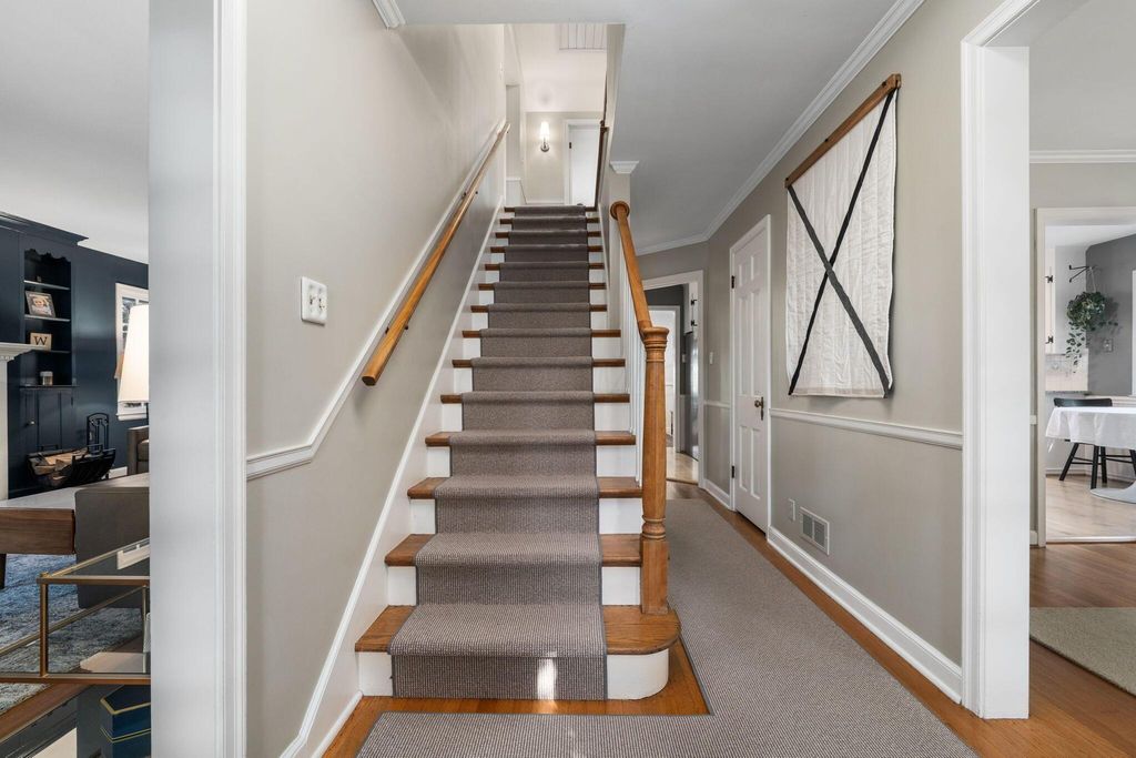 Photo of 130 W Clearview Avenue, Worthington, OH 43085 (MLS # 225040302)