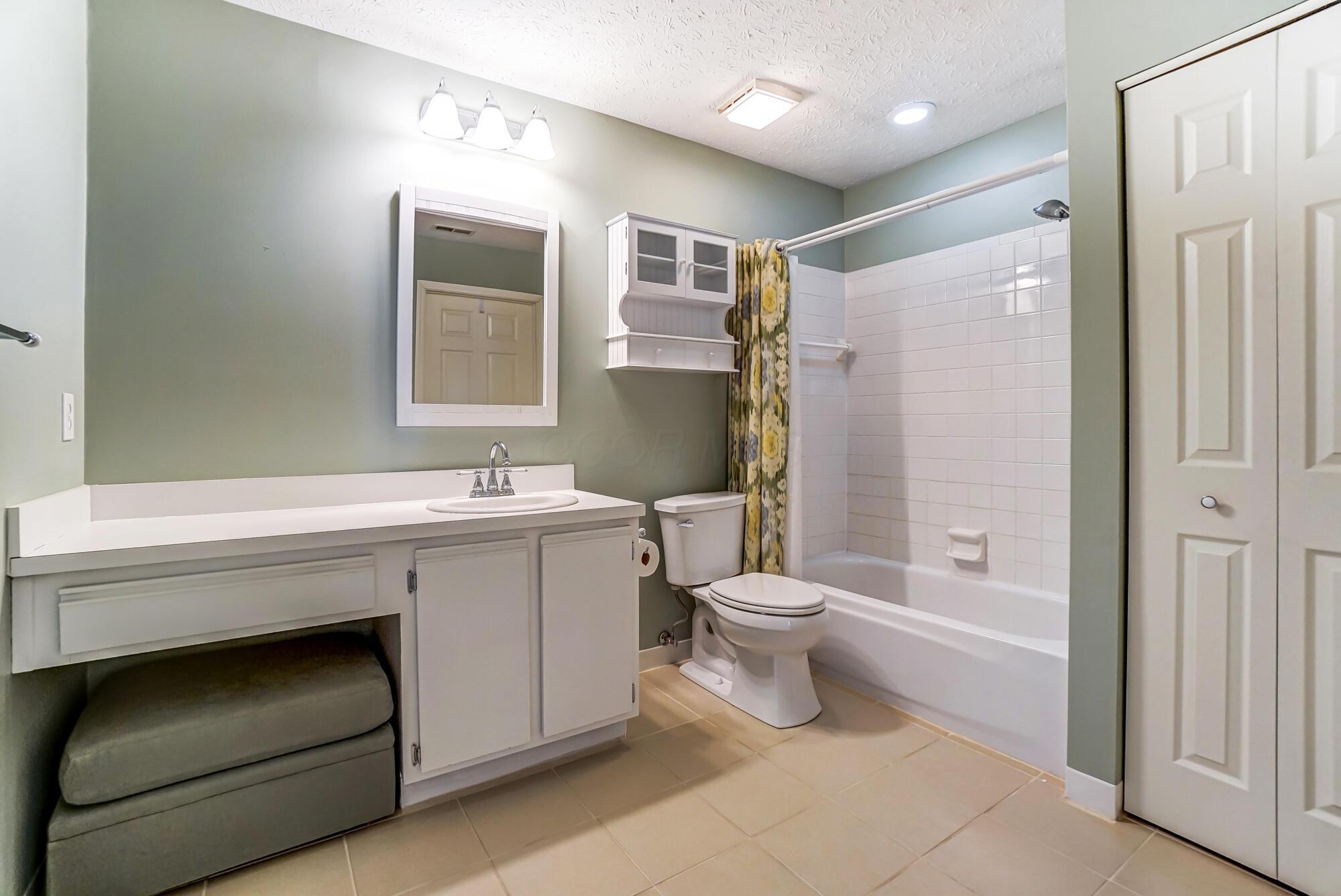 5638 Villa Gates Drive, Hilliard, Ohio image 30