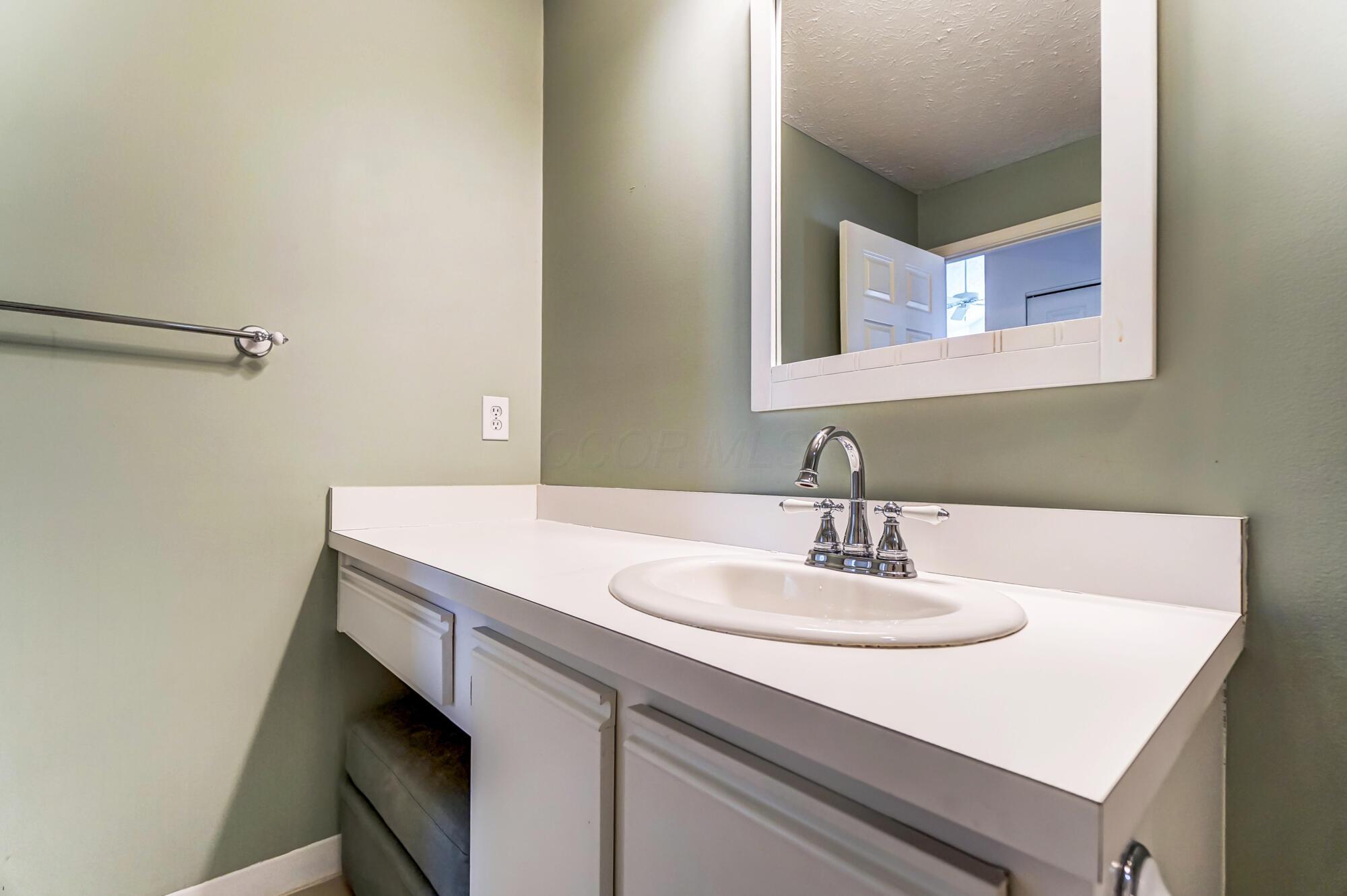 5638 Villa Gates Drive, Hilliard, Ohio image 31