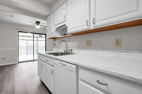 Tiny photo for 2278 Wadsworth Drive D #D, Columbus, OH 43232 (MLS # 226002881)