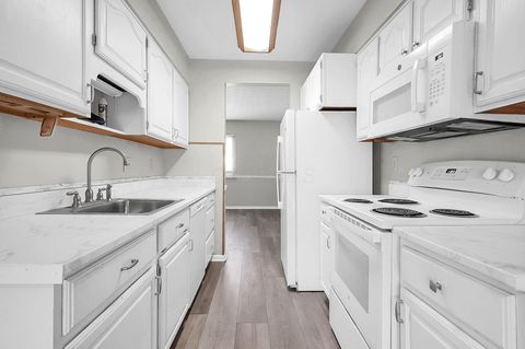 Tiny photo for 2278 Wadsworth Drive D #D, Columbus, OH 43232 (MLS # 226002881)