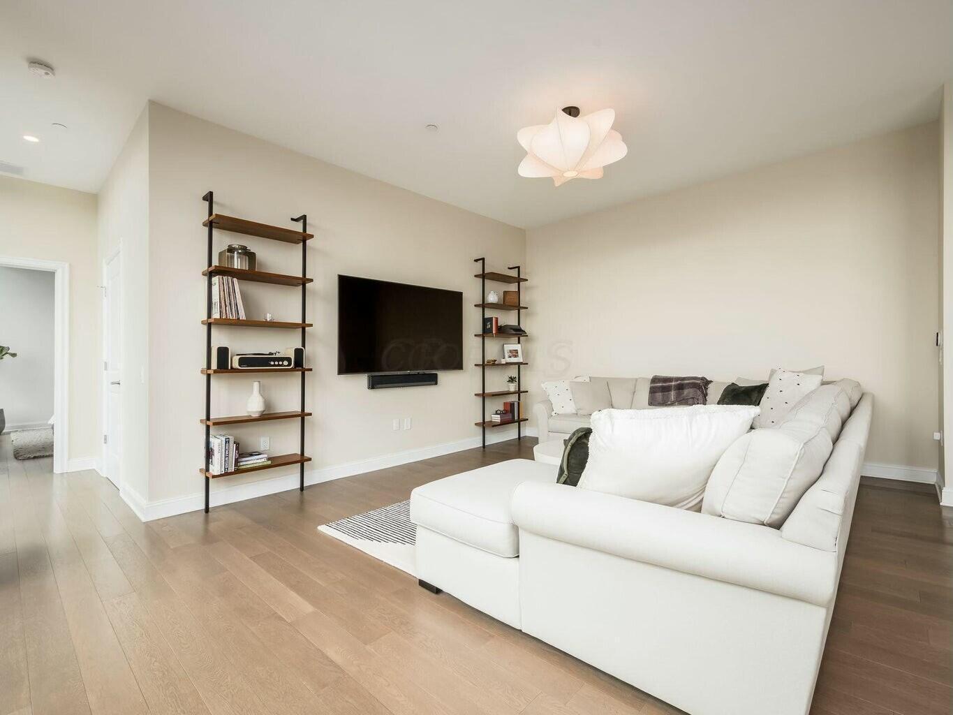 250 W Spring Street 713