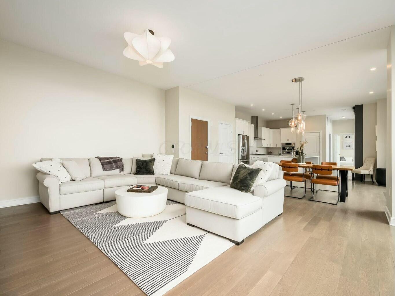 250 W Spring Street 713