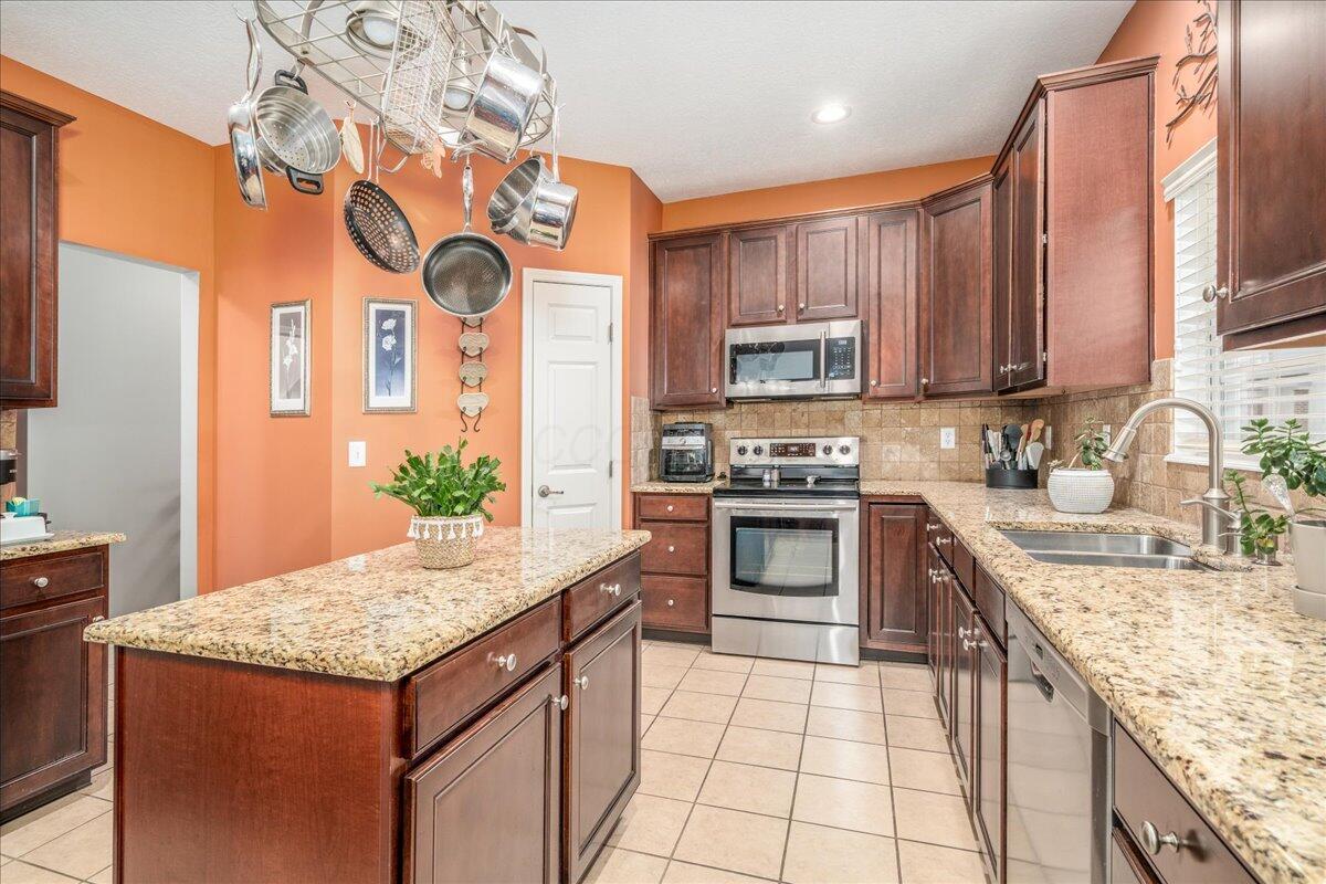3272 Belstead Drive, Grove City, Ohio image 7