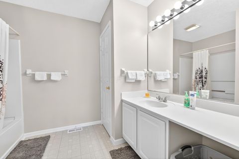 Tiny photo for 3002 Glenloch Circle, Dublin, OH 43017 (MLS # 225042082)