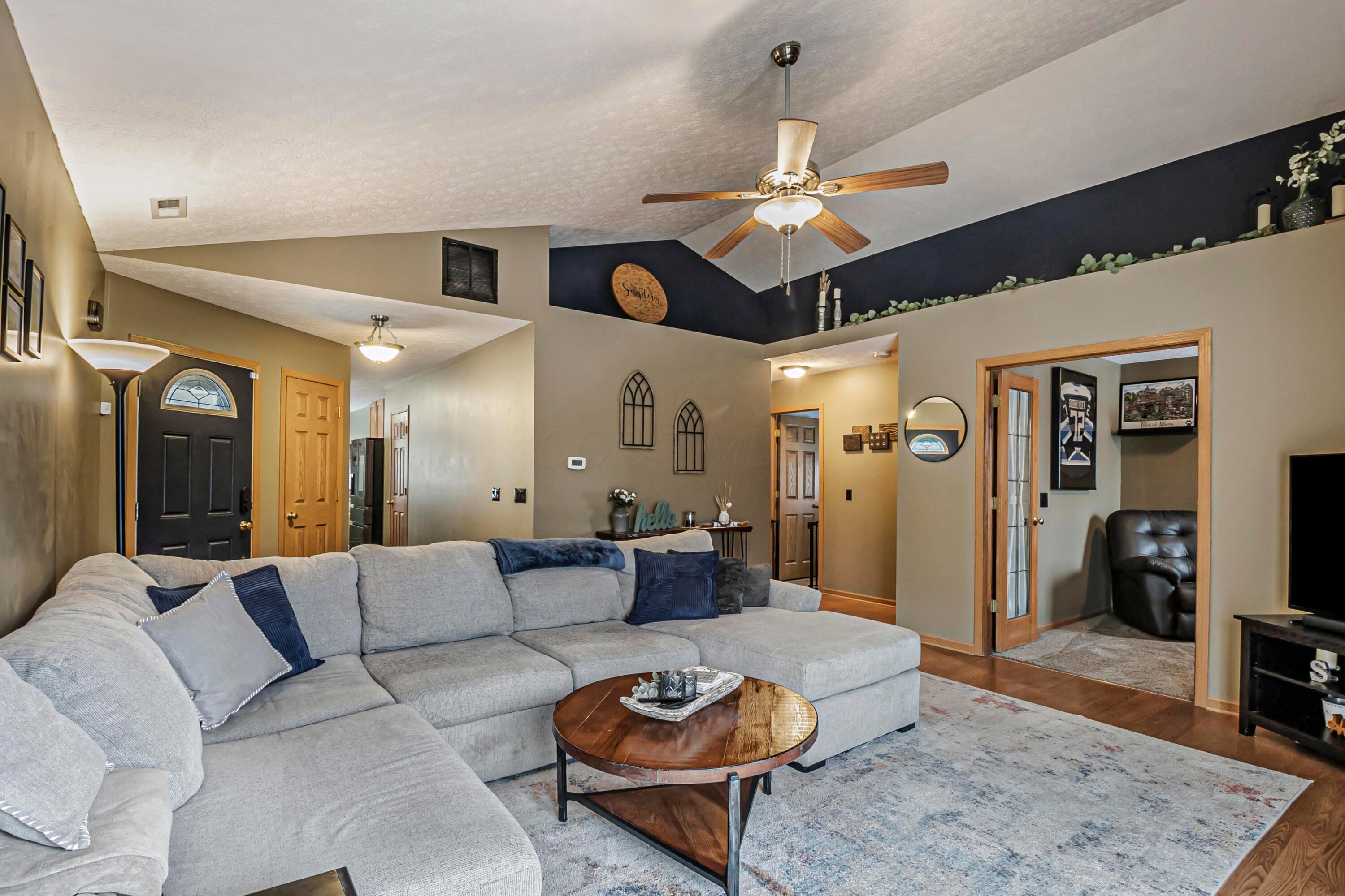 6877 Riding Trail Drive, Canal Winchester, Ohio image 3