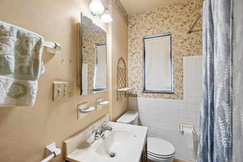 Tiny photo for 156 E Jeffrey Place, Columbus, OH 43214 (MLS # 226039845)