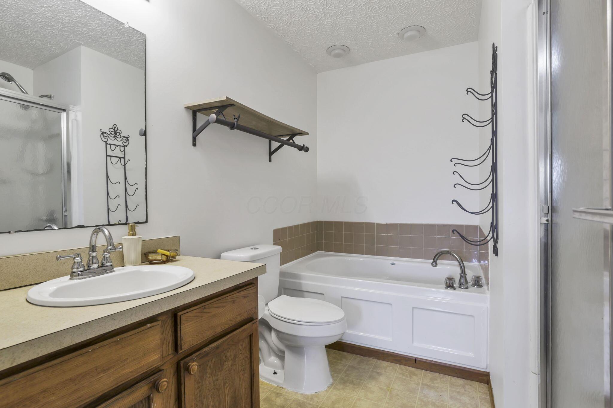 3728 Fountain Cove Lane, Grove City, Ohio image 18