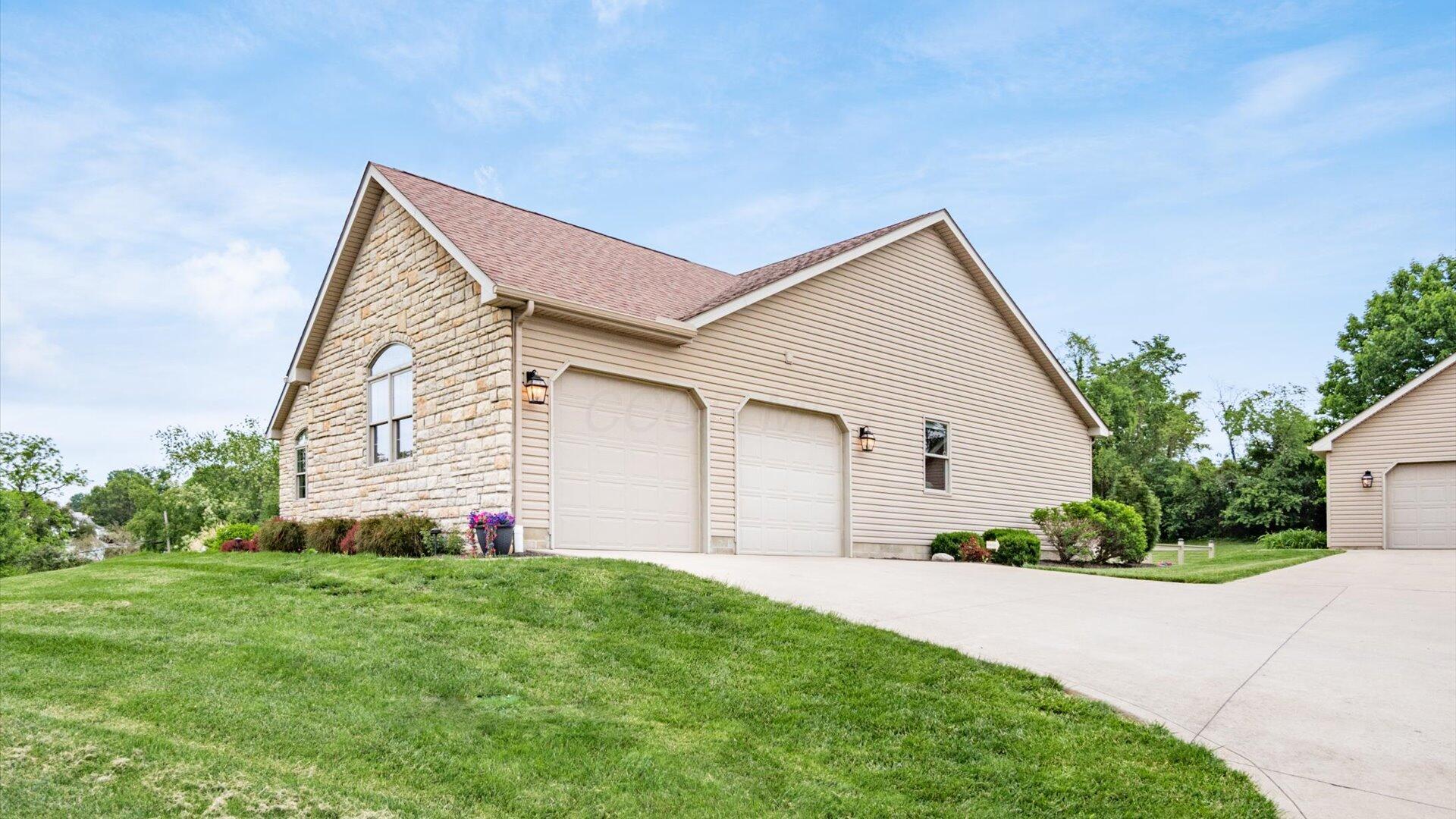10 Thornberry Drive, Thornville, Ohio image 5