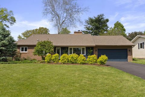 Photo of 194 W New England Avenue, Columbus, OH 43085 (MLS # 226014044)