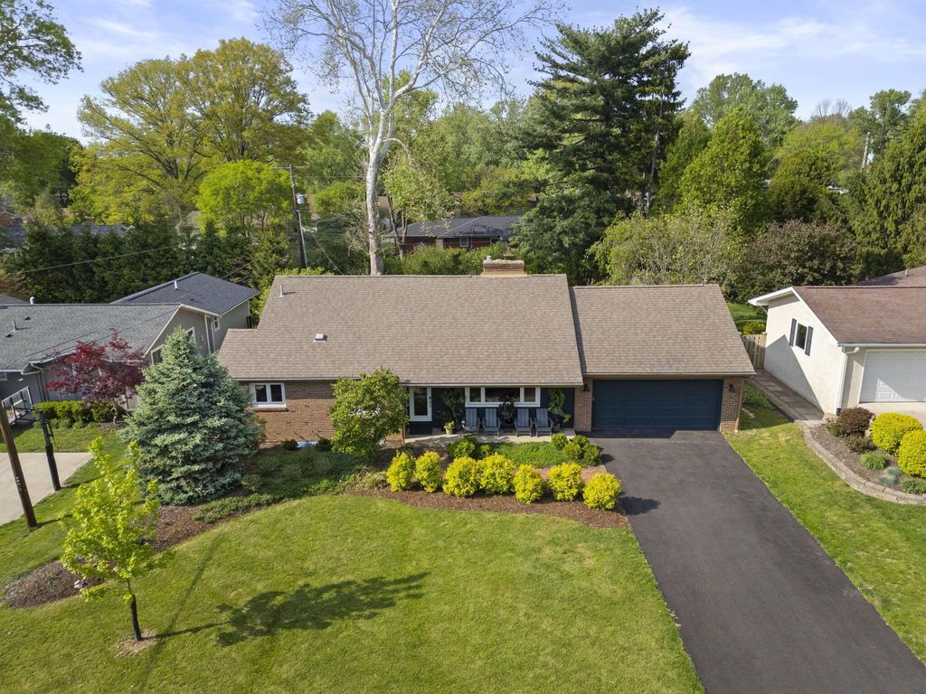 Photo of 194 W New England Avenue, Columbus, OH 43085 (MLS # 226014044)
