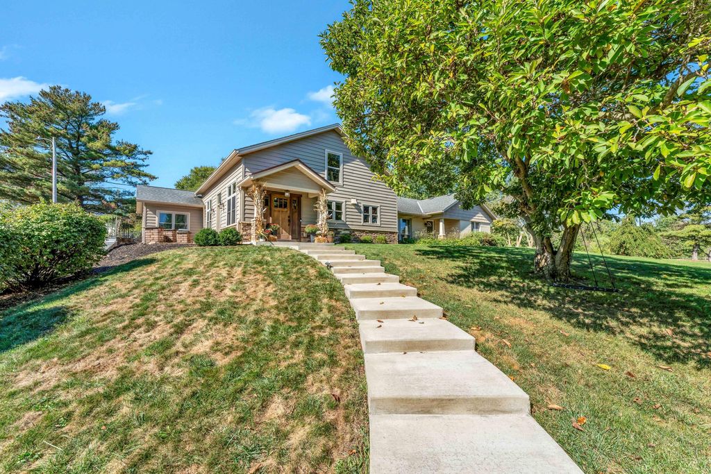 Photo for 547 County Line Road, Westerville, OH 43081 (MLS # 225040579)