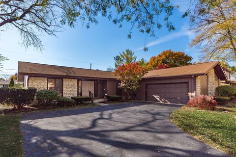 Photo of 1501 Bridgeton Drive, Upper Arlington, OH 43220 (MLS # 225042263)