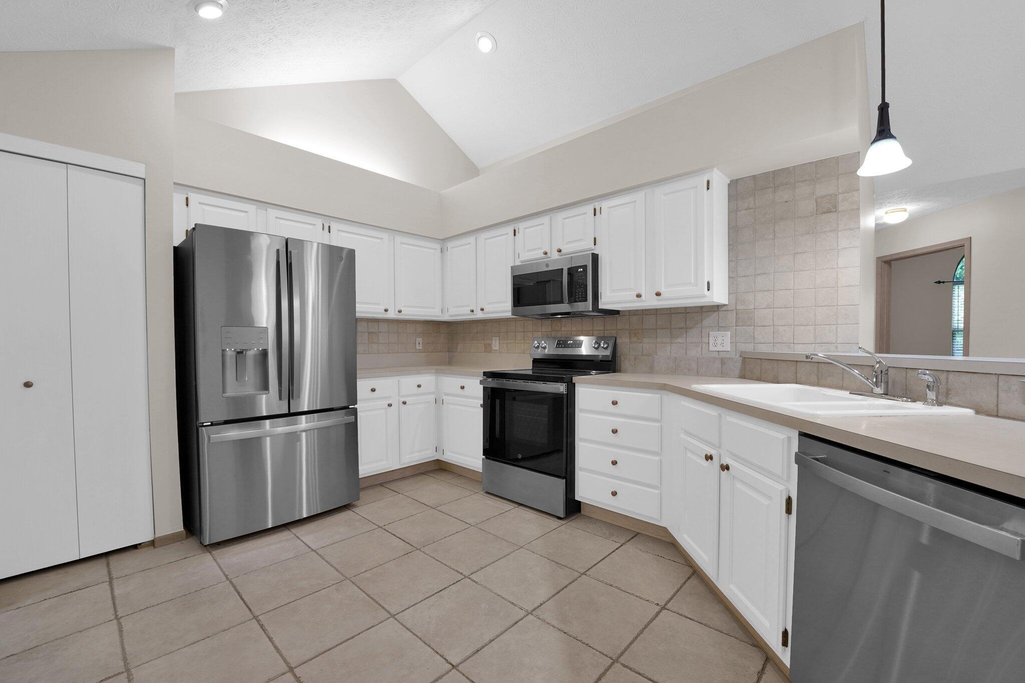 5585 Meadowood Lane, Westerville, Ohio image 4